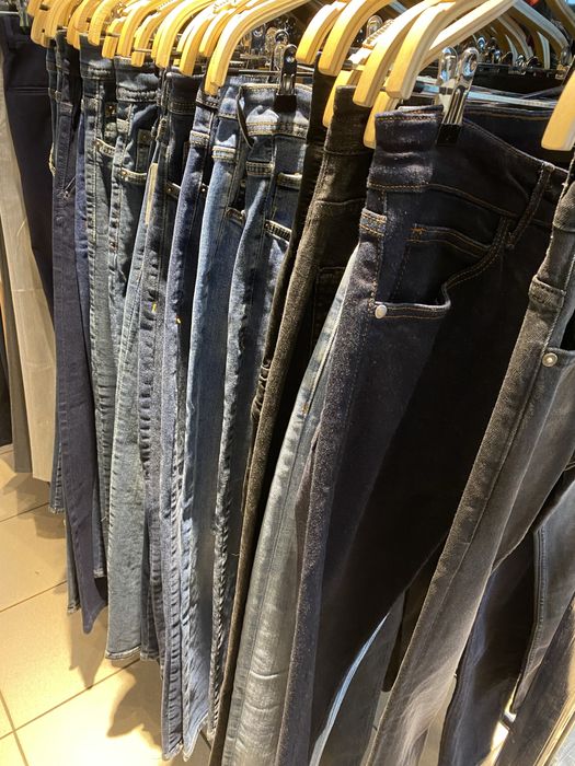 Lot/stoc de haine noi en-gros