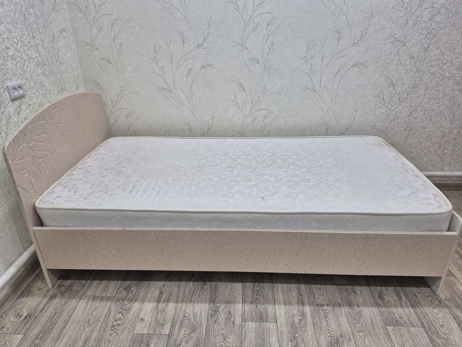 Продам  кровать с матрасом 1м×2