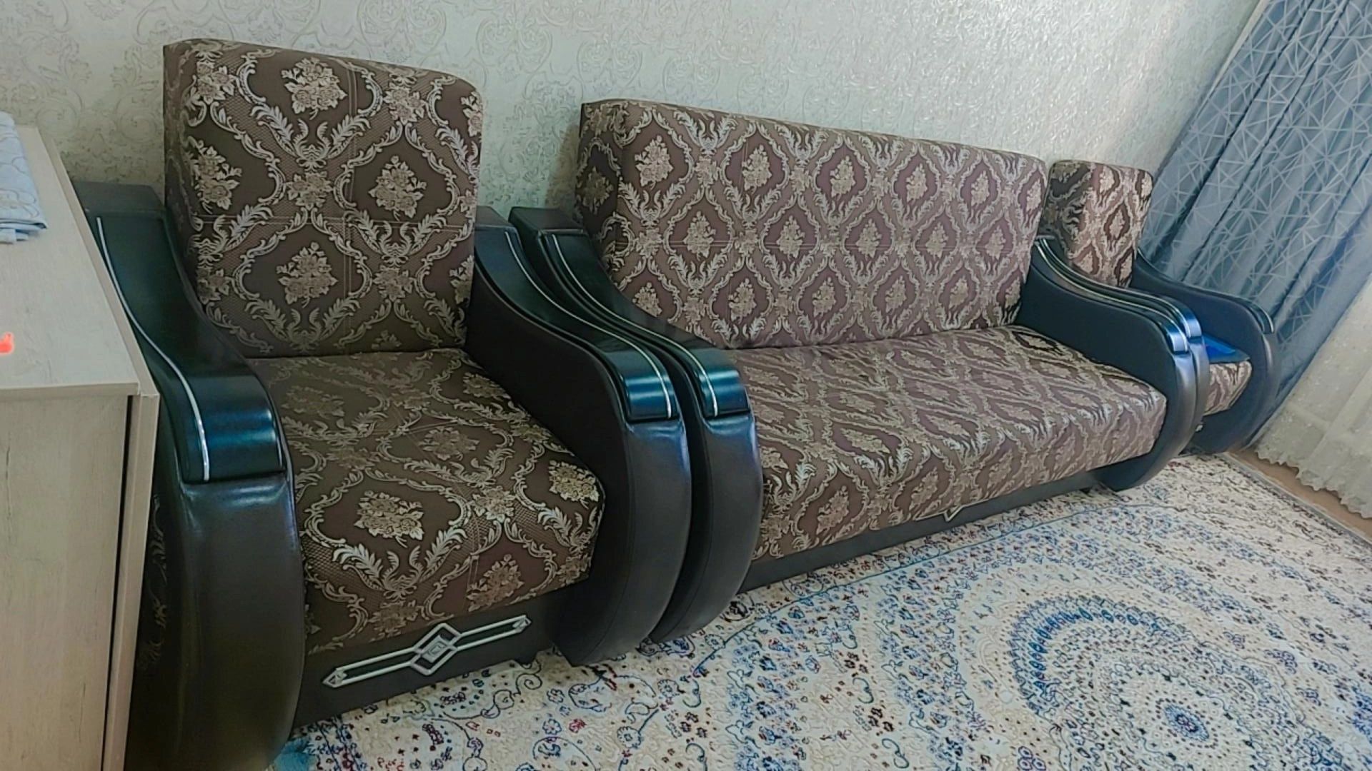 Продам  диван и два кресла