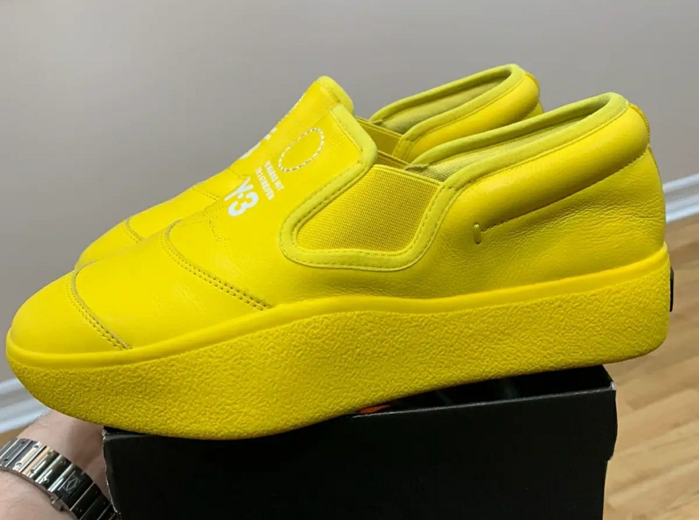 Y-3 Tangutsu yellow ( piele ) 39 1/2

850 lei