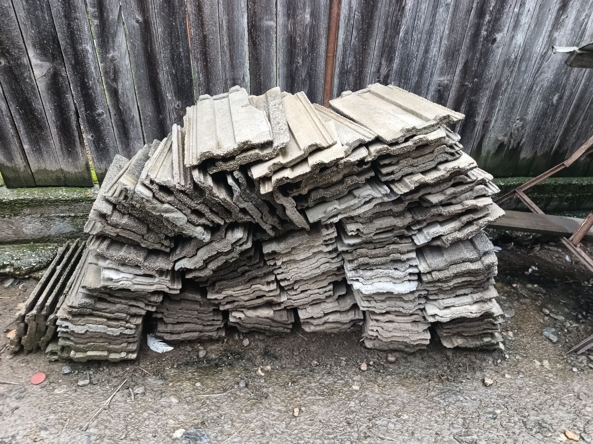 Vând țiglă betonata veche