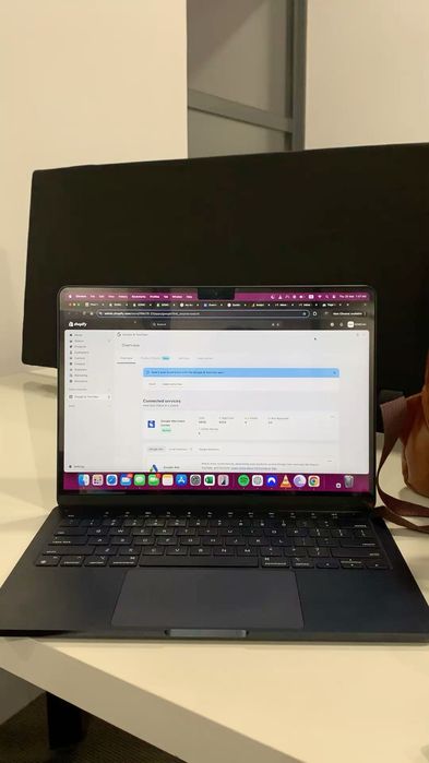 Macbook air m2 16/256 100 % USA apple  23 ta sikl 25 soatgacha yetadi