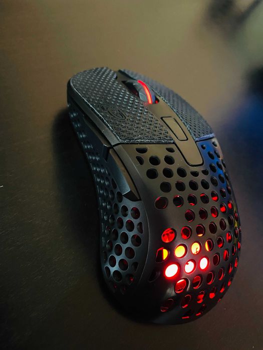 Mouse gaming Xtrfy M4 Wireless – modificat cu Lizard Skins DSP