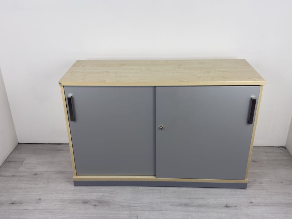 Практичен немски шкаф с плъзгащи се врати подходящ за документи;