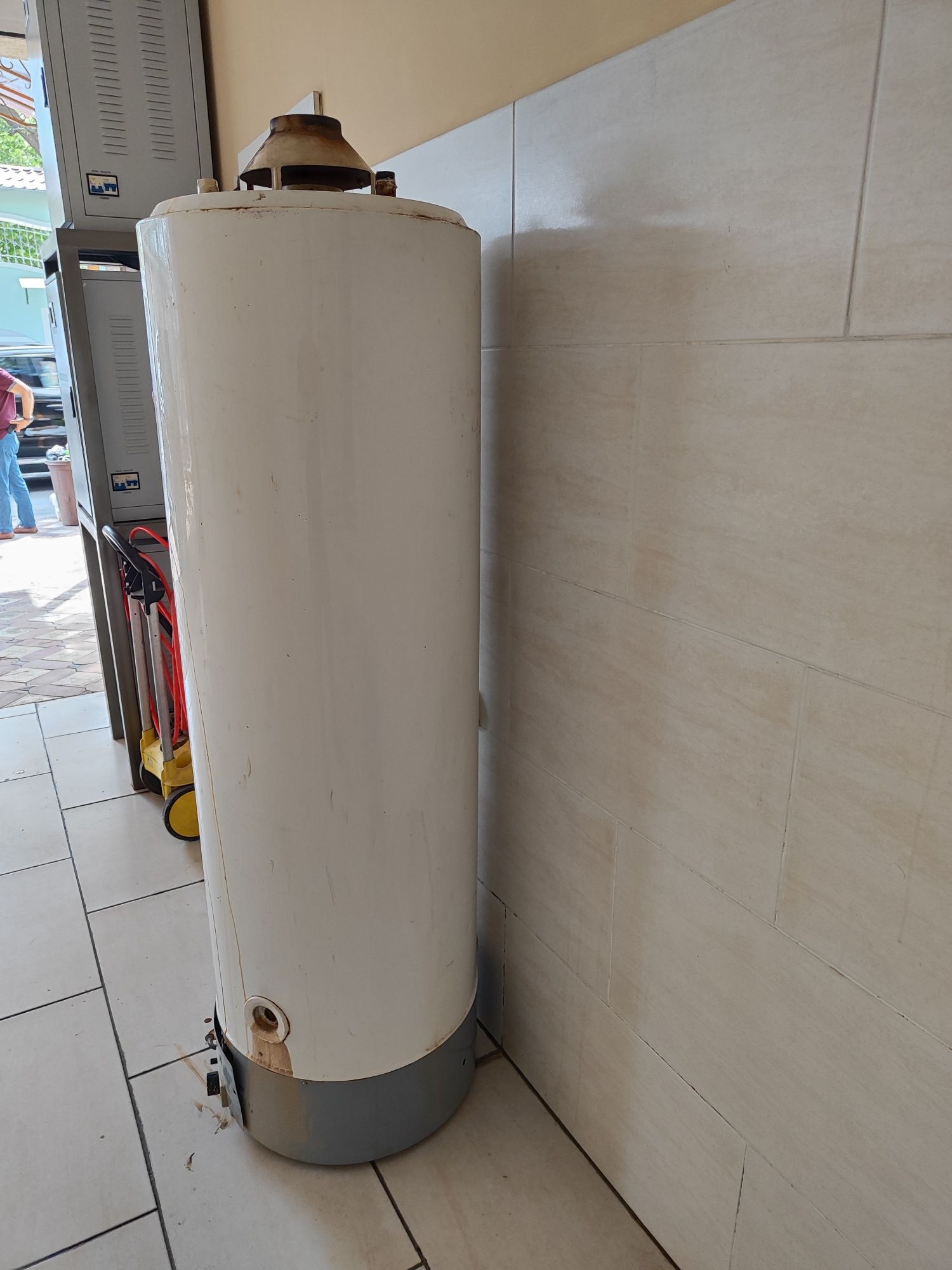 Продается Ariston газовый бойлер для горячей воды энерго независимы