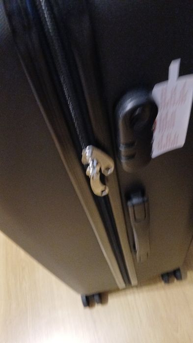 Голям куфар за пътуване нов