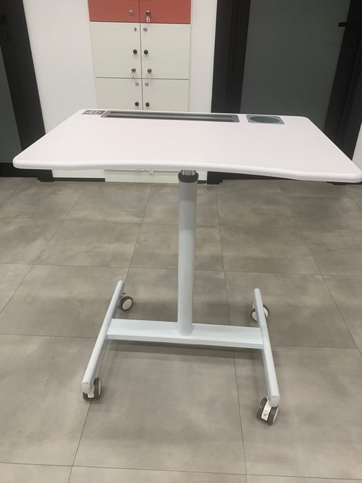 Компьютерный стол для ноутбука