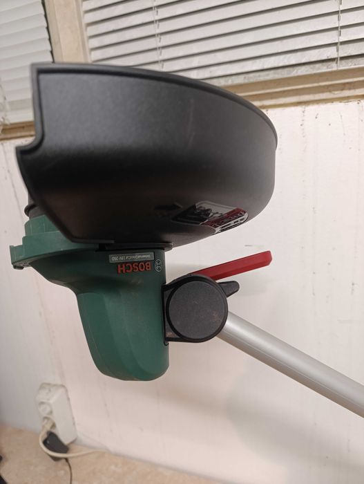 Акумулаторен тример за трева BOSCH Universal GrassCut 18V-260