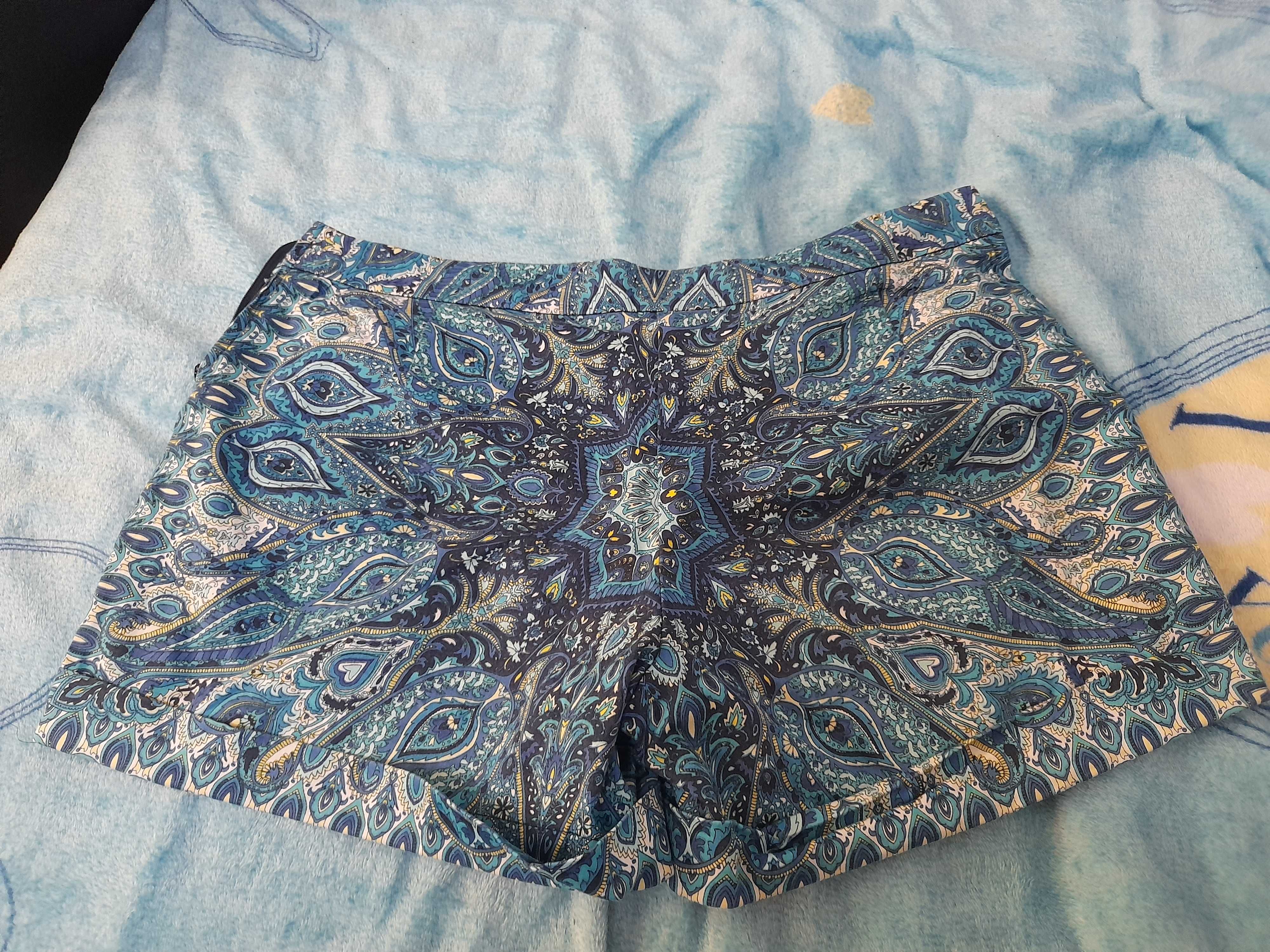 Pantaloni scurti bleu cu motive florale/mandala/ Orsay mas. L