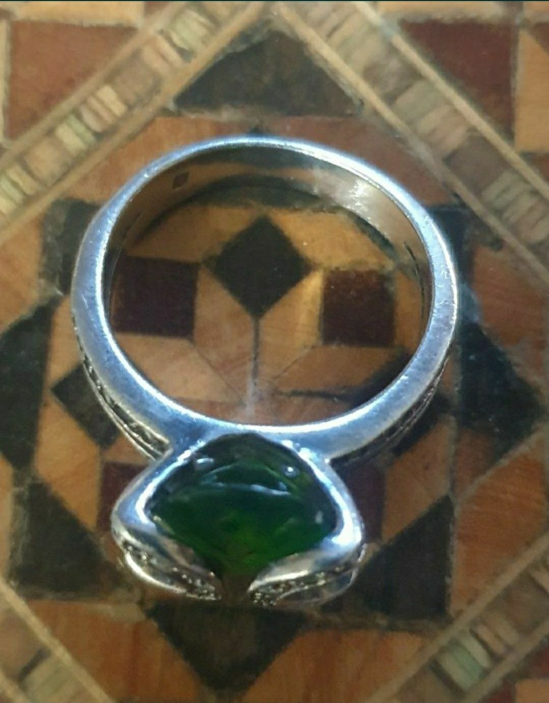 Inel din argint cu piatra verde