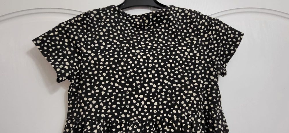 Rochie clos cu buline H&M
Marimea 128 cm (7-8 ani).