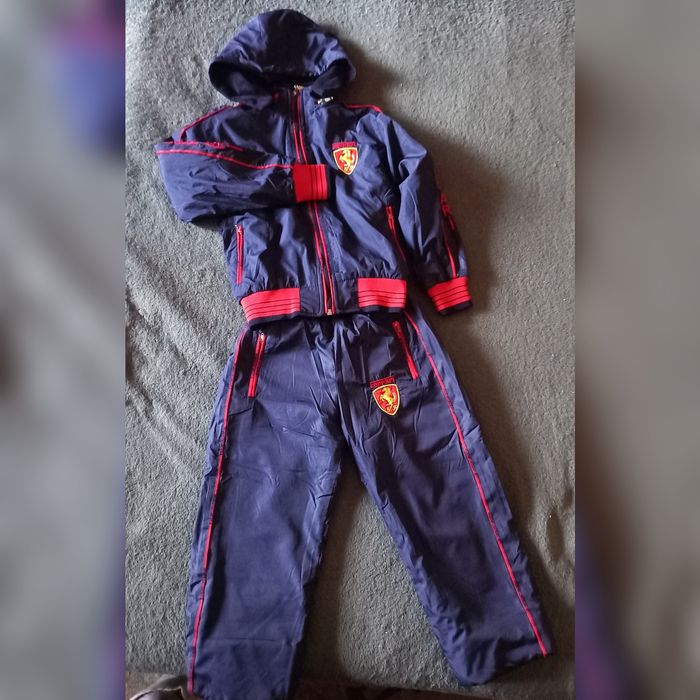 Продам детский костюм Ferrari/утеплённый/новый/на 3-4года