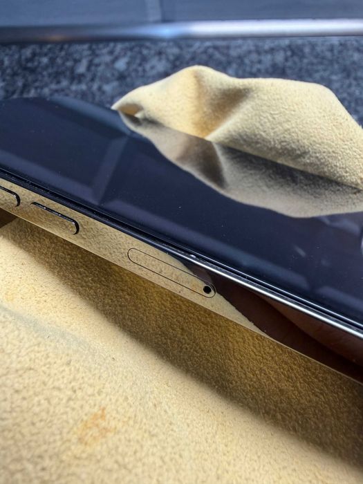 iPhone 13 Pro - отлично състояние/нов протектор