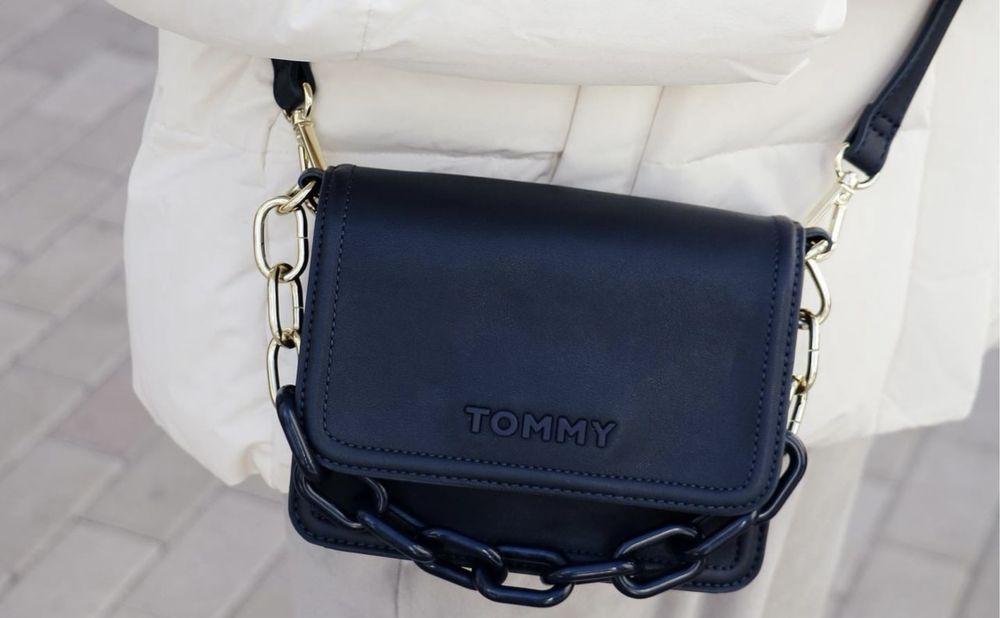 Мини-кроссбоди от Tommy