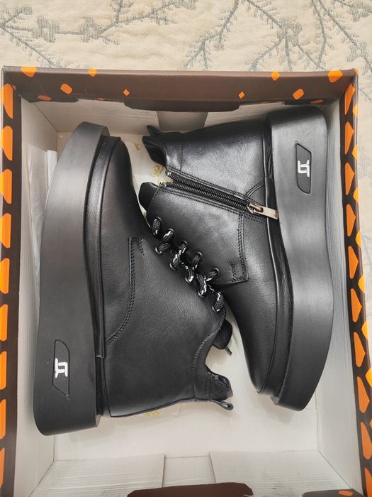 Продам ботинки новые женские