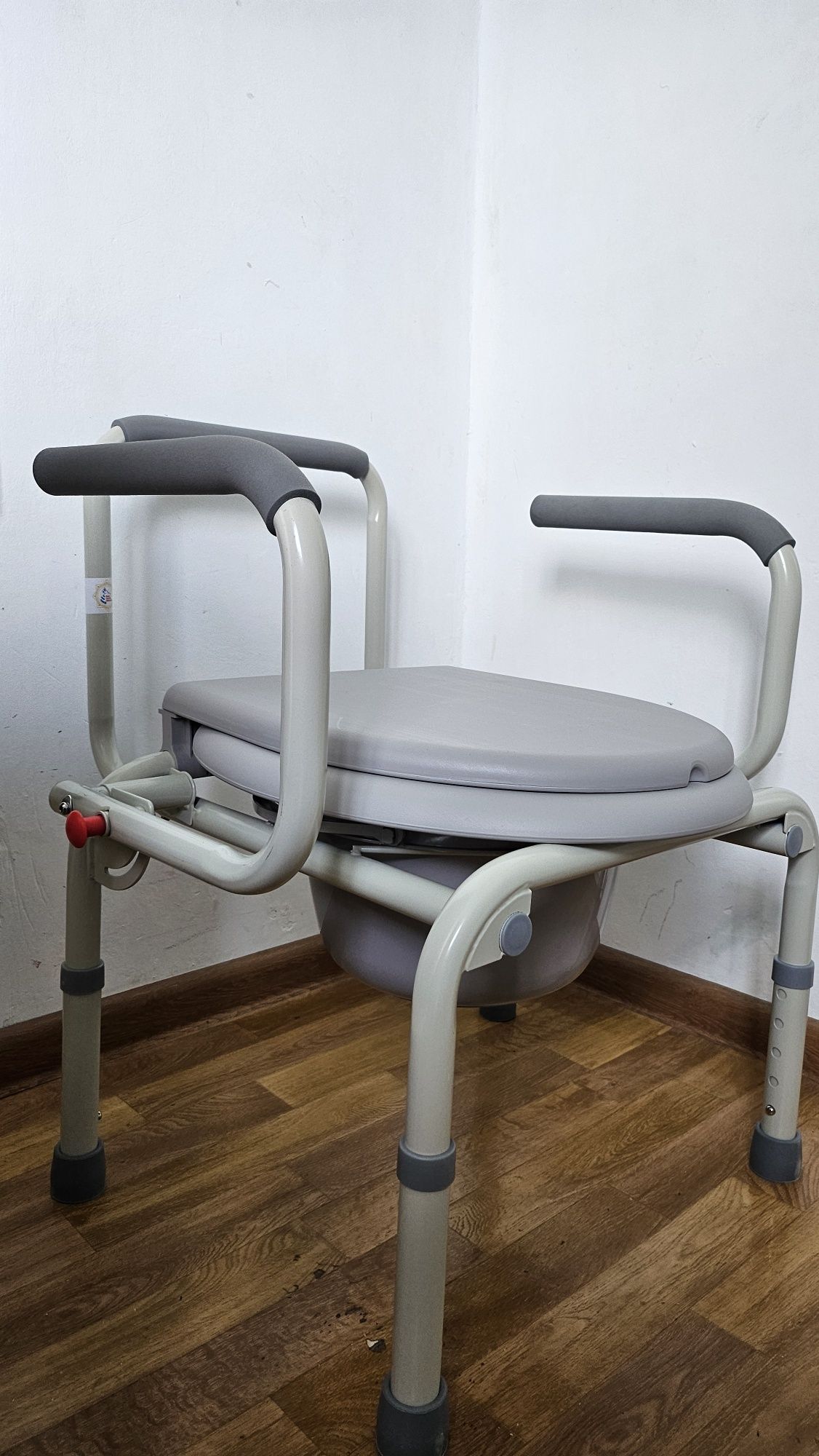 Горшок-стул с санитарным оснащением и откидными подлокотниками