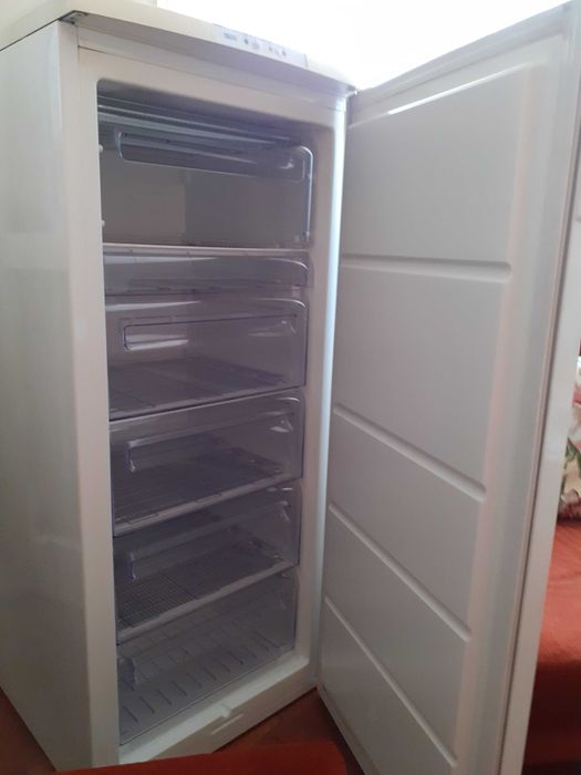 Продавам Фризер ZANUSSI
