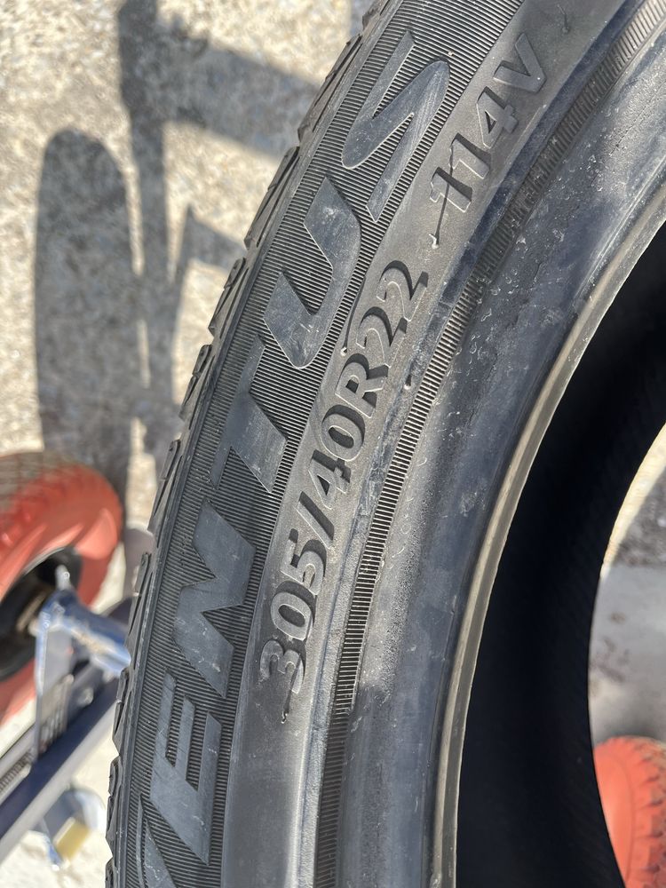 2 бр Летни гуми 305/40/22 Hankook