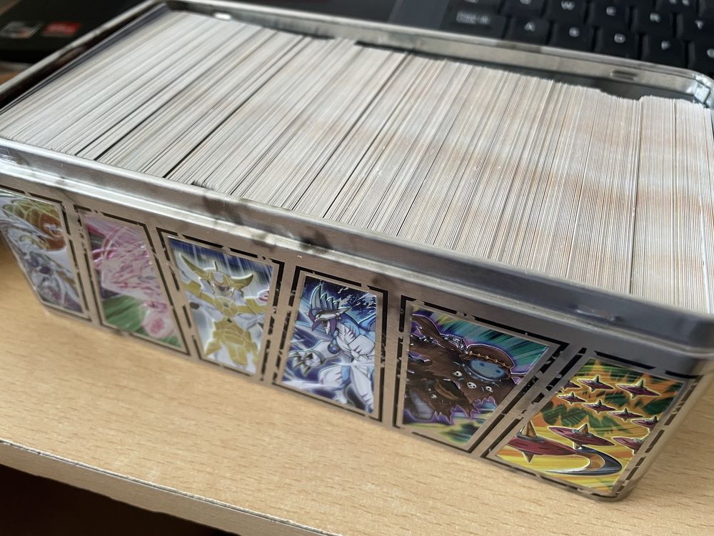 550+  карти Yu-Gi-Oh с метална кутия