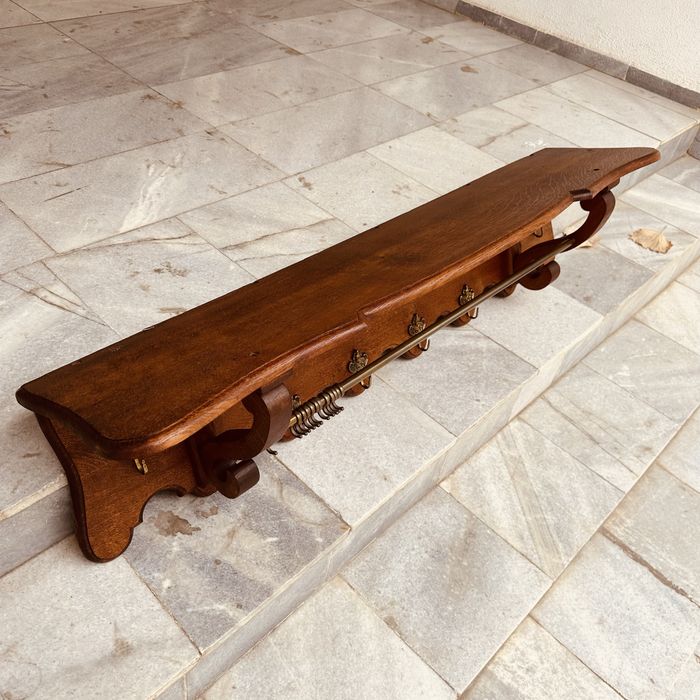 Винтидж дървен стенен рафт с месингови закачалки – класически стил