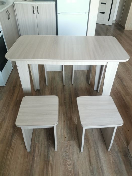 Продам кухонный стол и 4 стульчика