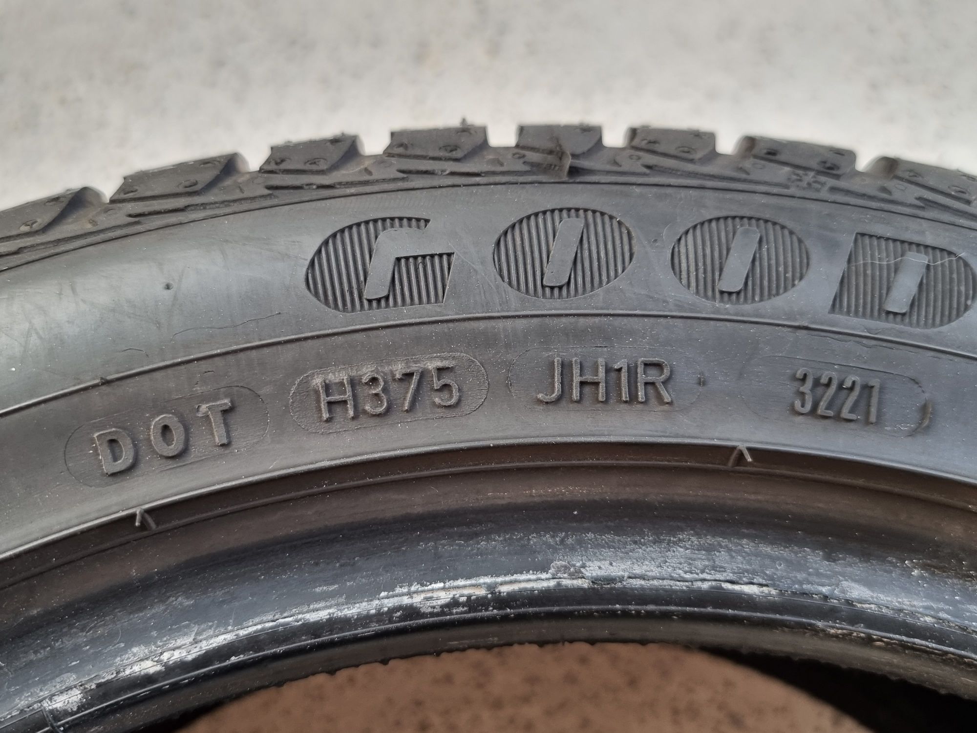 215/45/16 Goodyear 2Броя: 240лв 8.4мм