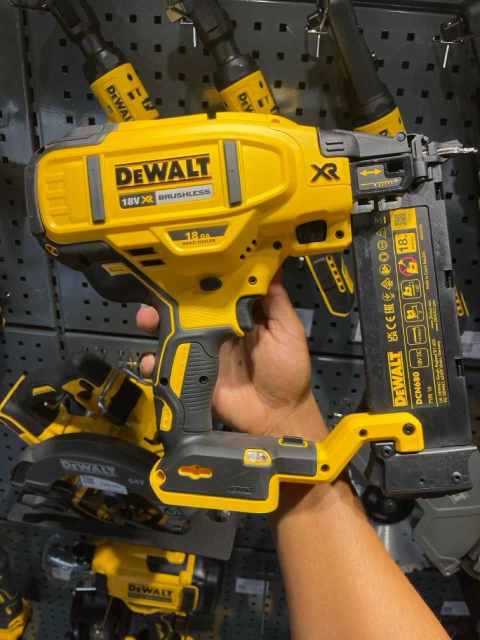 Гвоздезабивной пистолет DeWalt DCN680NT