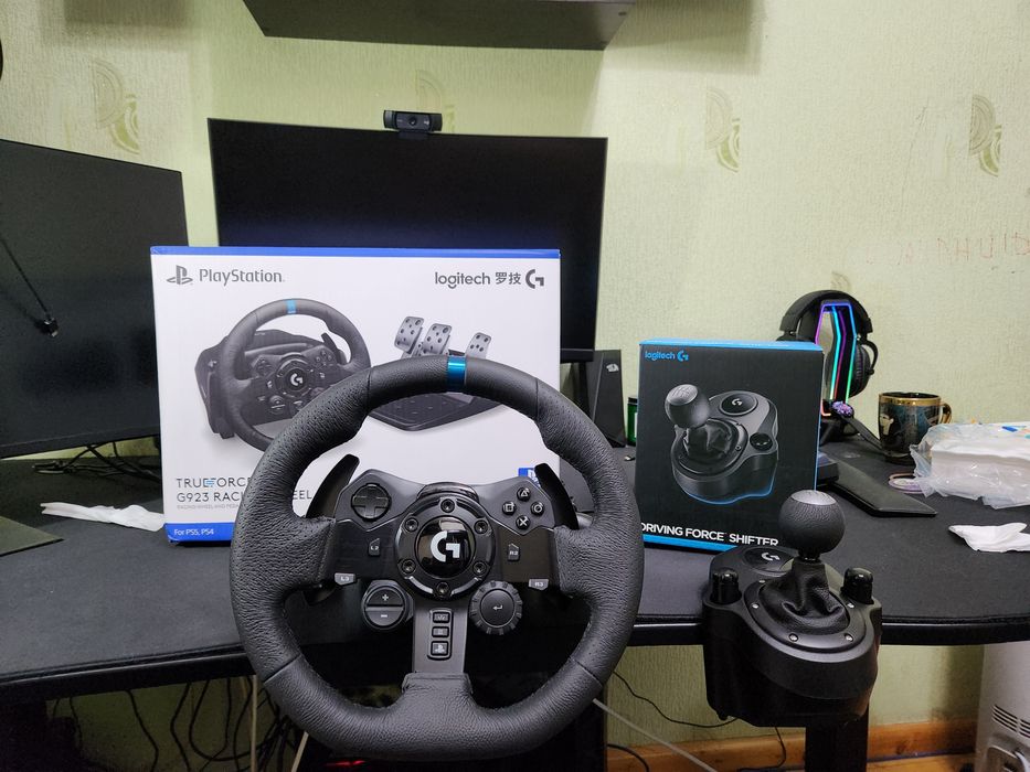 Игровой руль Logitech G923 с педалями и коробкой передач