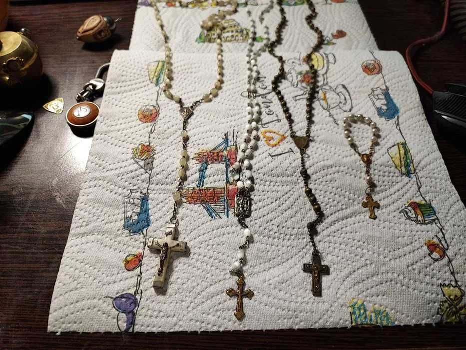 Lot vintage de 11 icoane si obiecte religioase