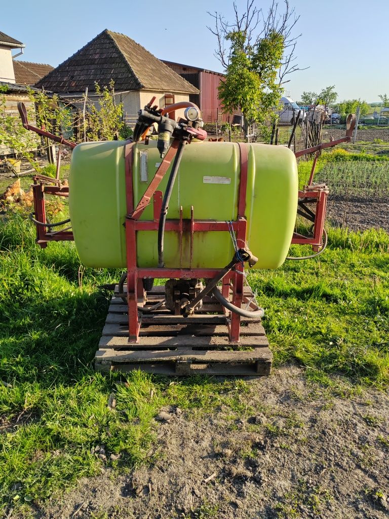 Vând tractor disc plug pompa de erbicidat semănătoare  remorca