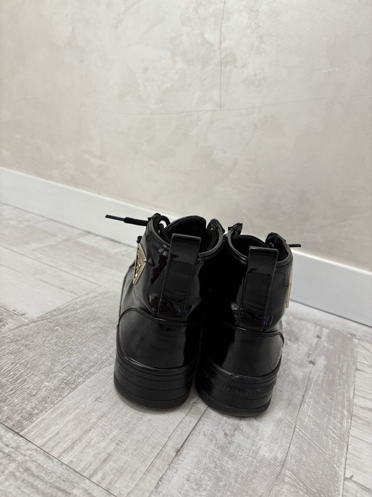 Кецове “Guess” .