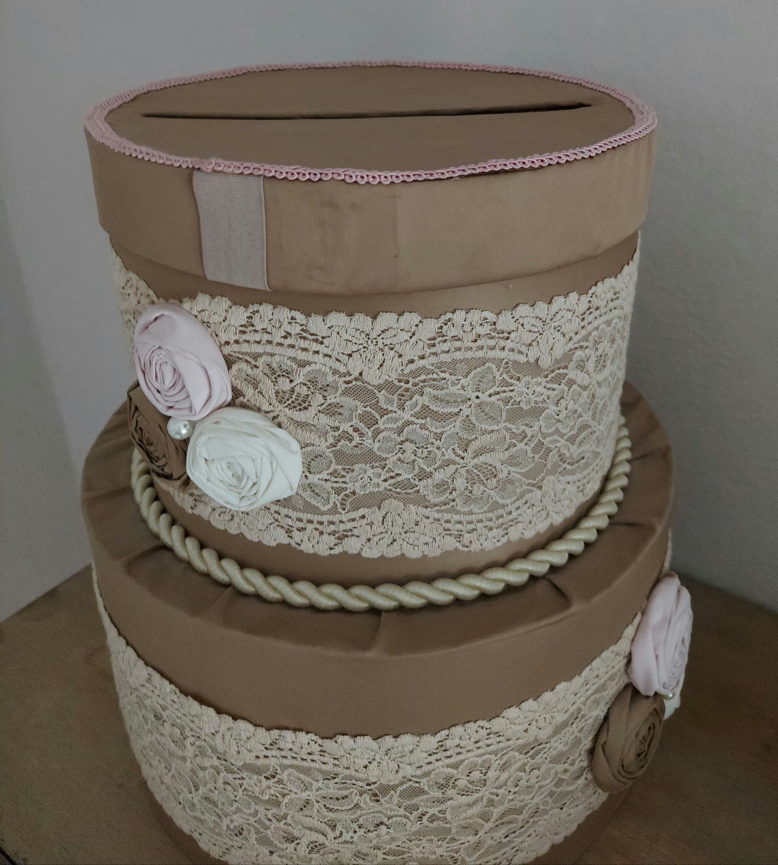 Cutie dar nunta - forma de tort
