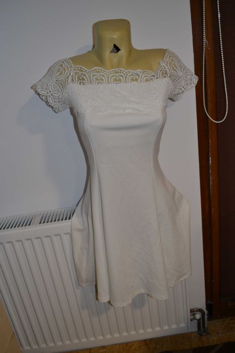Rochie albă cu dantelă albă la maneci, S
