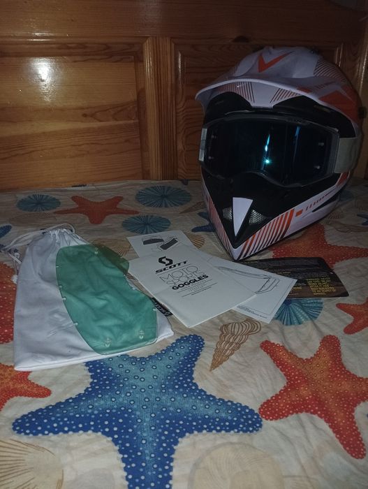 Каска за мотор чисто нова е не е носена и един път