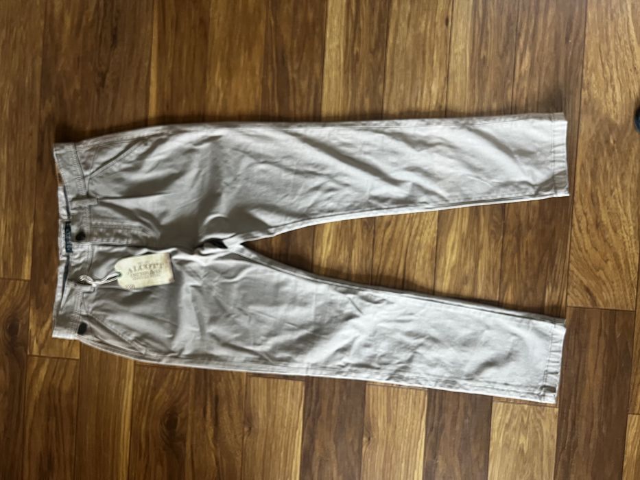 Дънки чисто нови