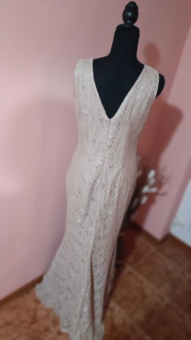 Rochie lungă elegantă din dantelă bej-champagne, cu decolteu în V