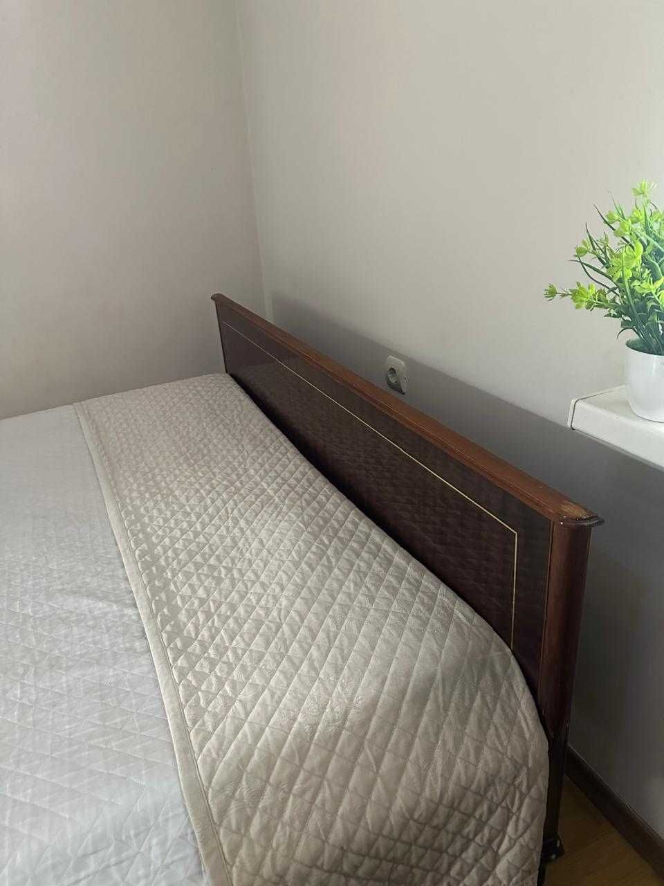 Кровать двуспальная деревянная !