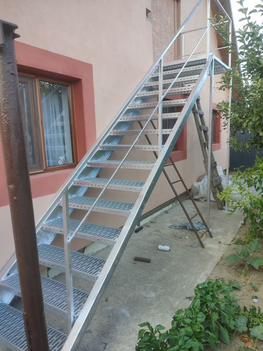 Vindem scări zincate la cerere