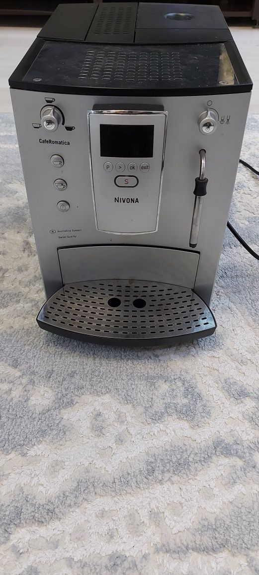 Expresor Nivona cu boabe și cafea măcinată