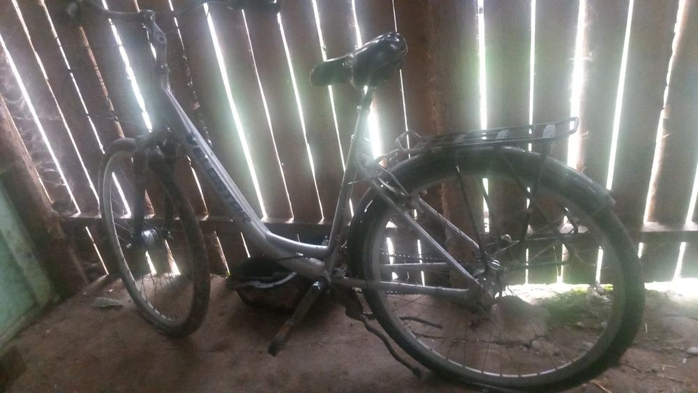 Vând bicicletă pentru piese este stricată  150 neg merge reparată