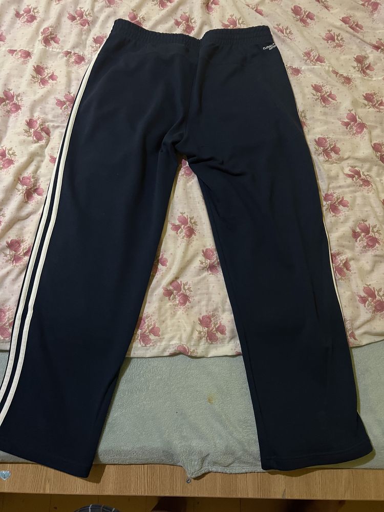 Pantaloni Addidas Essentials doar pantaloni.