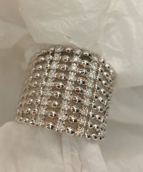 Продам роскошное золотое кольцо Rafael