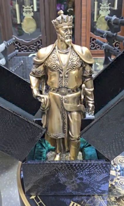 Smoladan ishlangan Amir Temur haykali —

Material: Yuqori sifatli smol