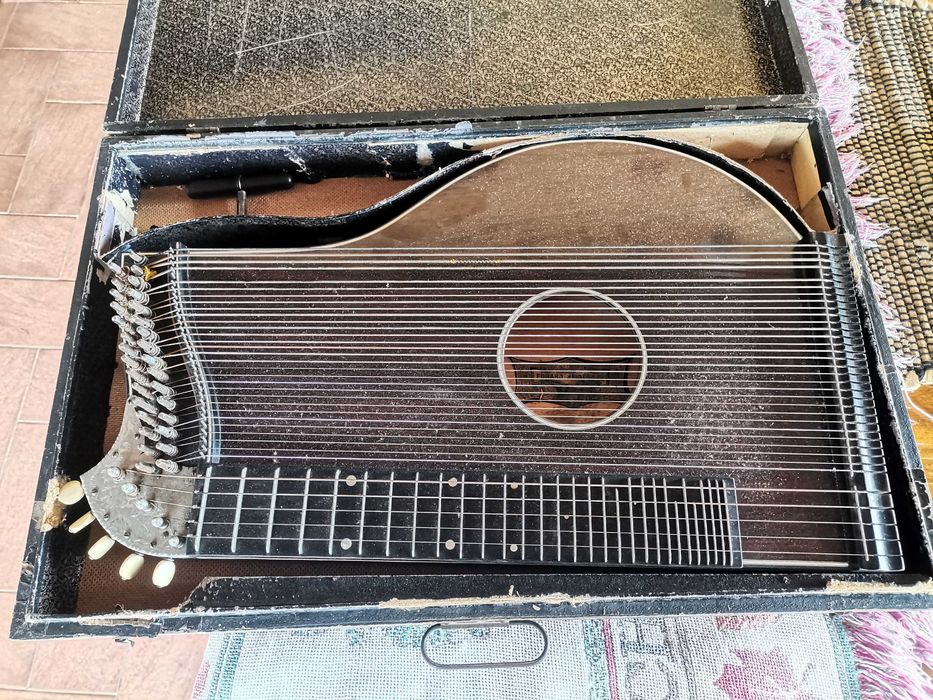 Instrument muzical cu corzi vintage