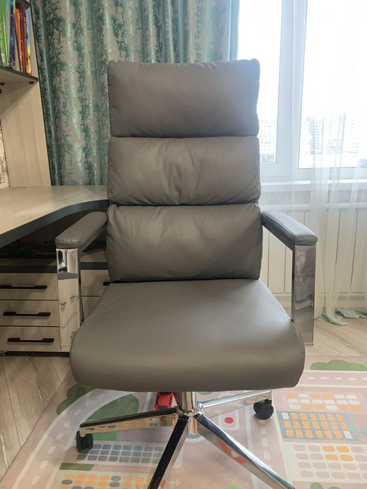 Кожанное кресло офисное