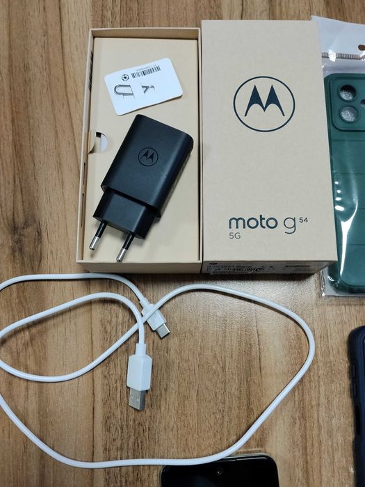 Motorola g54 5G, 128 GB, 6 GB RAM, 120 Hz с много аксесоари