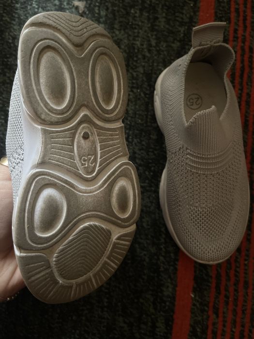 , bolalar oyoq kiyimi  krassovka va skichers 25 , 26 razmerlarda