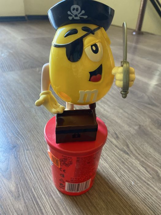 Figurină M&M’s Yellow Pirat – colecție/decorațiune amuzantă