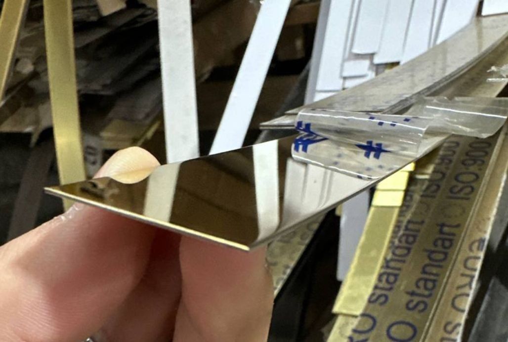 Алюмин Плинтус va Plintus MDF, dyuropolimer, Plastik, Polyuretan