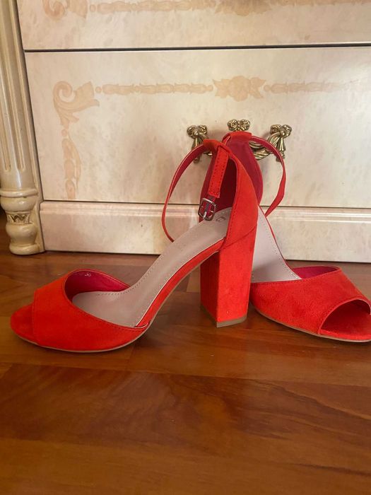 Vând sandale piele întoarsă, ecologică, culoare roșu-corai, mărimea 37